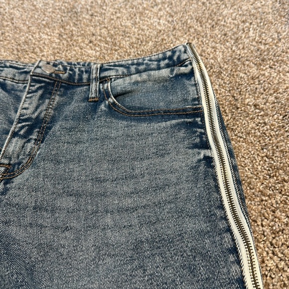 Cropped Zipper Jeans - Picture 4 of 6